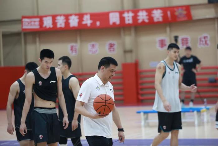 如何通过篮球训练和心理辅导提升自信_0